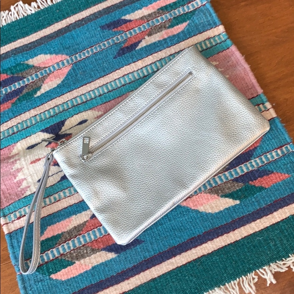 5/$25 GAP - pebbled silver clutch‎